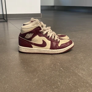 Air Jordan 1 mid  - Sjukt snygga Air Jordan 1 mid som passar perfekt till alla årstider!👍🏽 Nypris: 2850 kr men mitt pris är 1050 kr! Säljer dom eftersom dom blivit för små.