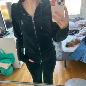 Juicy set - Mörkgrönt juicy set! Byxorna är storlek Xxs och koftan Xs💚