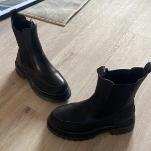 Låga boots - Boots från boohoo storlek 39!! Använda 1 gång, säljer då jag råkade beställa i fel storlek! Köpta för 600, säljer de för 200💞🫶