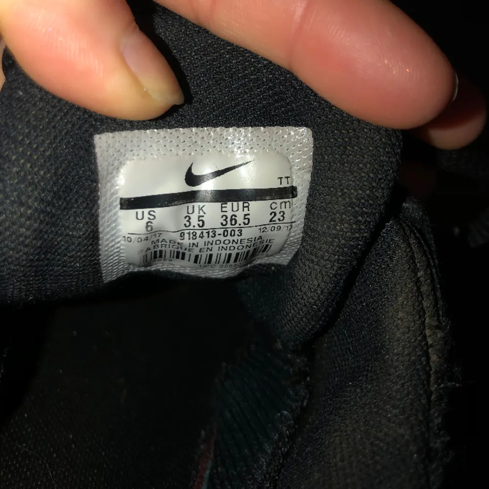 Snygga och sportiga Nikes!! Har använts typ 5gånger bara! Riktigt bekväma, passar storlek 36 perfekt! Rymliga skor med! . Skor.