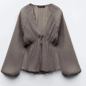 Zara blus  - Jätte fin tröja från zara som var lite för liten för mig🩷använt den en gång 