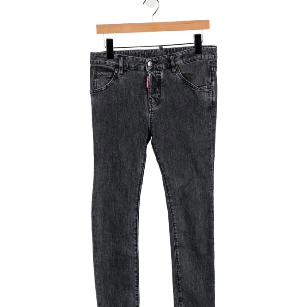 Säljer nu dessa gråa svarta Dsquared2 i storlek xs passar för folk upp till 177cm pris 1500kr som nya . Jeans & Byxor.