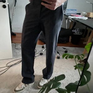 Kostymbyxor från bläck  - Gråa kostymbyxor från bläck som köptes second hand, väldigt fint skick och inga defekter. Går snyggt över skorna.