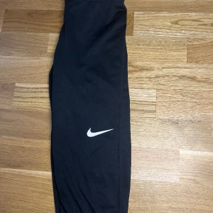 Nike PRO träningstights - Säljer mina sköna träningstights ifrån Nike PRO. Storlek S.   Passformen är något högmidjade.