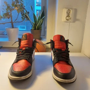 Jordan 1 - Säljer mina feta jordan 1s Red fire tror jag dem heter. Köpta på kicksnstuff i Göteborg. Bra skick skulle jag säga. Box och kresskyd följer med.