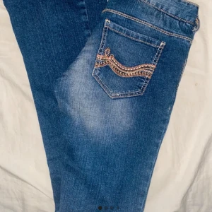 Low waist jeans  - Säljer mina Low waist jeans pågrund av att det är alldeles för små för mig. Ändats testat och är i mycket bra kvalitet.✨