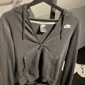 Nike tröja  - Riktigt snygg Nike hoddie! Köptes för kanske 1 år sen! Skick 7/10