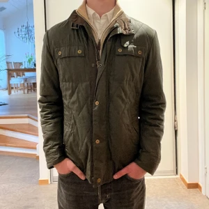 Bondelid Jacka - Galet snygg bondelid jacka. Är använd lite grann men skick skulle jag säga är 7,5/10. Nypris var 2000 mitt pris 1200