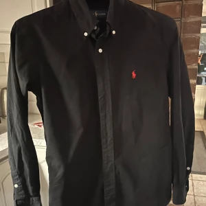 Gant o Ralph Lauren skjortor  - I mkt bra skick. Perfekt till bal och student  Strl S på bägge  Priset gäller för bägge skjortorna 