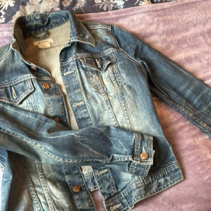 Jeans jacka  - En jeans jacka från 90 talet ungefär jätte fint skick och matchar till allt storlek 38 