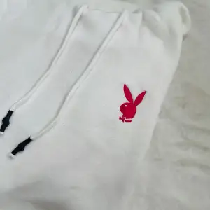 Säljer en vit Playboy hoodie med neonfärgade och svarta detaljer. Använd fåtal gånger. Ganska så oversize och lite längre i modellen. Inköpt från Missguided x Playboy. Säljer den billigt och ser om intresse finns istället för att den ska slängas🌈