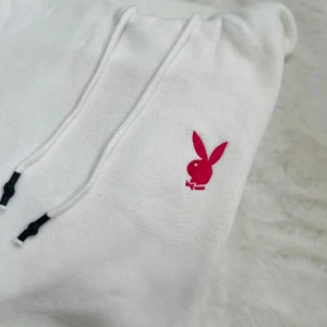 Playboy hoodie  - Säljer en vit Playboy hoodie med neonfärgade och svarta detaljer. Använd fåtal gånger. Ganska så oversize och lite längre i modellen. Inköpt från Missguided x Playboy. Säljer den billigt och ser om intresse finns istället för att den ska slängas🌈