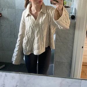 Skön tjock stickad tröja från bikbok - Säljer denna otroligt fina stickade tröja från bikbok för jag har för många! Gott skick och enbart använd få gånger av mig! Jag bär storlek s vanligtvis! 