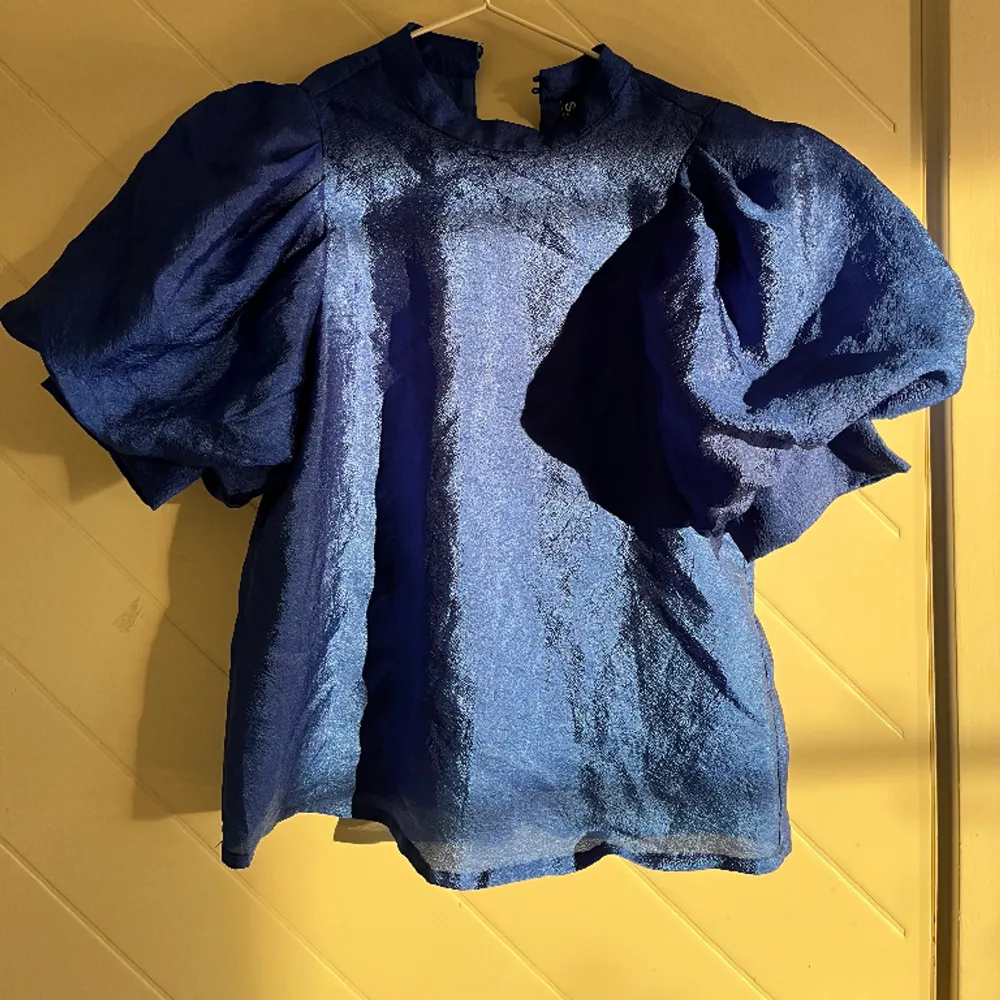 Jättefin blå blus med puffärm som är för liten för mig💓. Blusar.