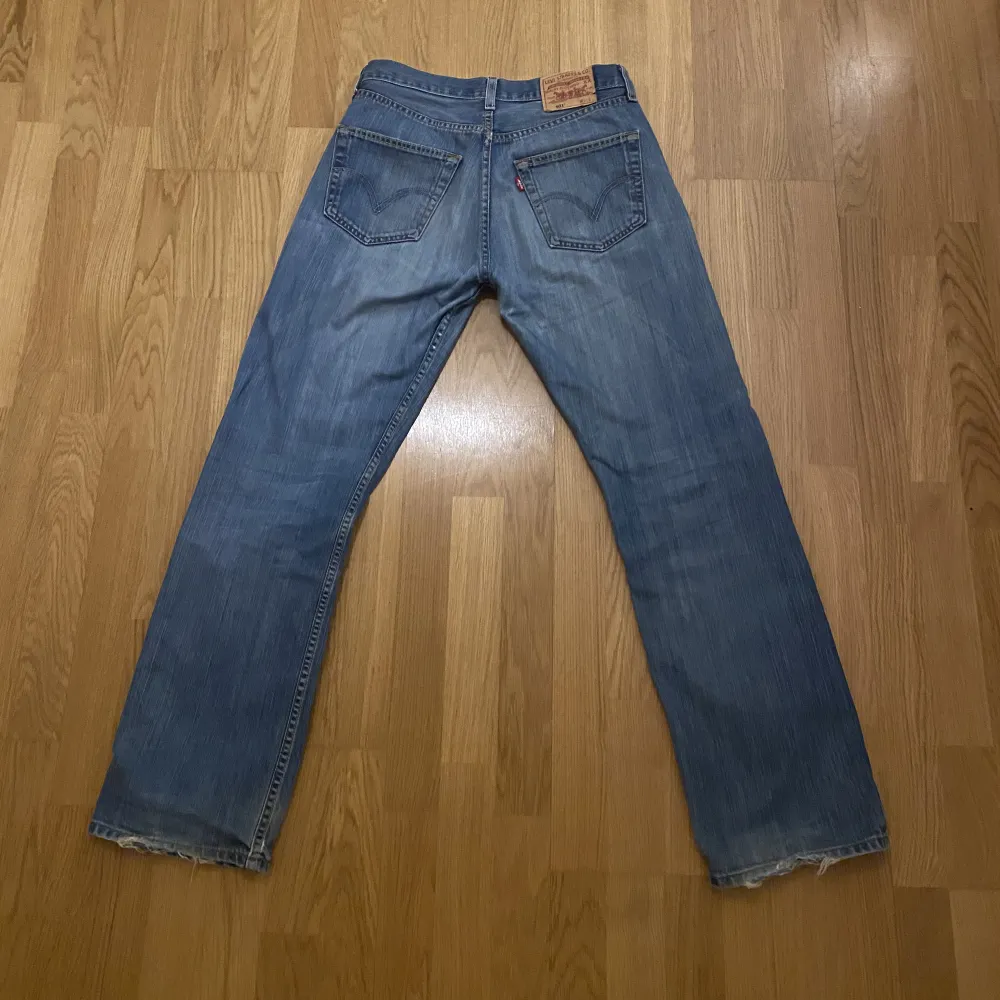 Säljer mina superfina levis 501 jeans.  Dem är vintage och köpta i danmark för 1000kr på en second hand. Midjemått ca 40cm rakt över o innerbenslängd 75cm. Bra skick. Jeans & Byxor.