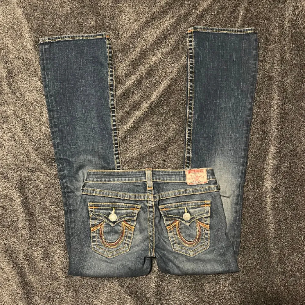 Säljer mina skit söta true religion jeans som är low waist å bootcut. Köpte dom på plick men dom va tyvärr förstora. Har bara använt dom en gång men har klipp hål vid midjan för att kunna göra dom mindre men de syns inte då de är på insidan!💓. Jeans & Byxor.