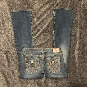 Säljer mina skit söta true religion jeans som är low waist å bootcut. Köpte dom på plick men dom va tyvärr förstora. Har bara använt dom en gång men har klipp hål vid midjan för att kunna göra dom mindre men de syns inte då de är på insidan!💓