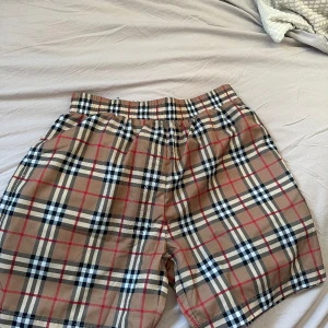 Burberry Shorts - Fina bruberry shorts i storlek L. Använda fåtal gånger, cirka 2-3 gånger. Skicket är 10/10. Pris kan diskuteras 