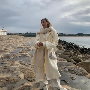 Beige kappa  - Slutsåld Beige/krämvit kappa. Perfekt till våren då den är relativt tunn. Aldrig använd. Storlek Xs, skulle säga att den är mer som en S. 