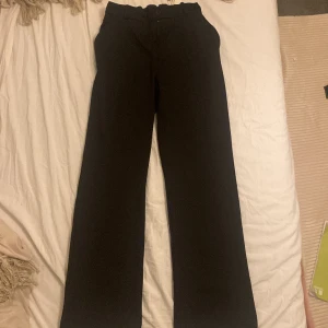 Wide kostymbyxor  - Långa och bredda kostymbyxor som är perfekt festig dag som skolavslutning,den är aldrig använts❤️🪩