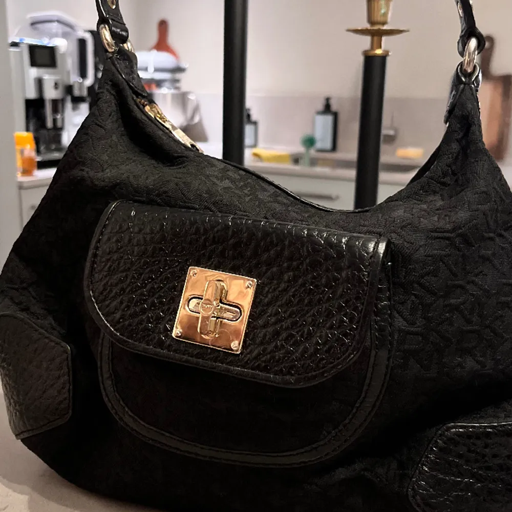 En svart DKNY väska utan defekter . Väskor.