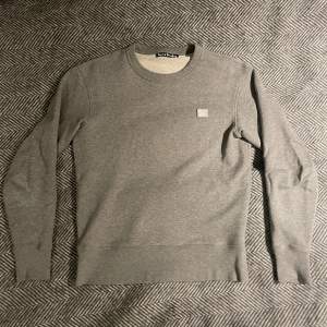 Grå face crewneck/tröja från Acne Studios. Säljs eftersom den är för liten för mig. Väldigt bra skick och använd fåtal gånger.