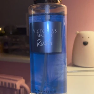 Säljer dessaaaa:) - Ännu en vs bodymist jag säljer:)!En sån mysig söt blommig doft har den verkligen.Är jättebra till layering med andra vanilj parfymer.Om du gillar vanilj och blommigt är denna doften absolut för dig!🌸🧁Luktar inte för ”tungt” heller i doften :) 