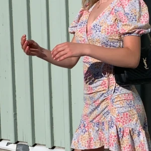 Sommarklänning💘 - Säljer denna söta klänningen från Gina med blommönster, använde bara på min skolavslutning för ett par år sedan men i superfint skick🪩🌟💃🏻