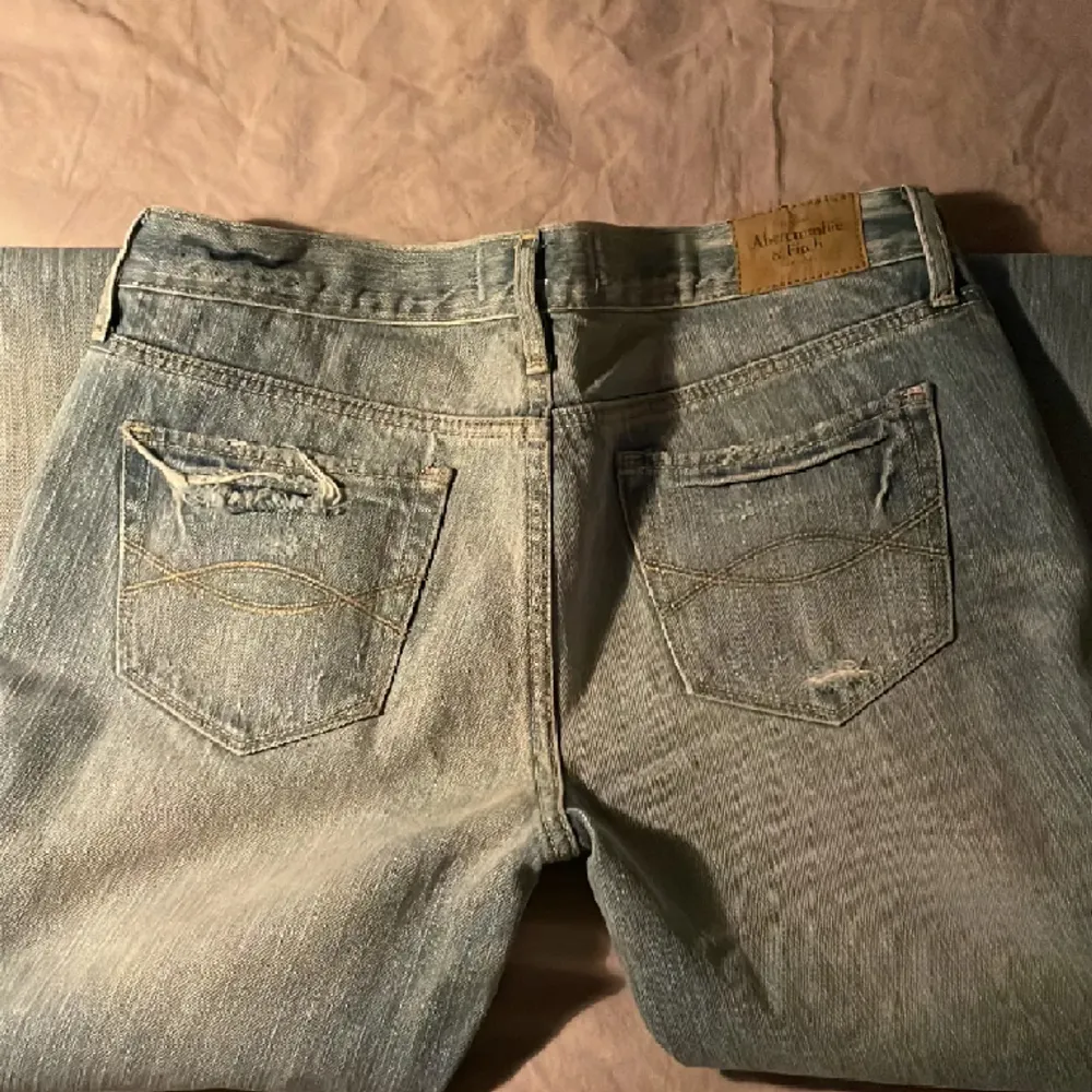 Säljer nu mina fina lågmidjade jeans pga att de är för små 🩷midjemåttet är 74🫶🏼. Jeans & Byxor.