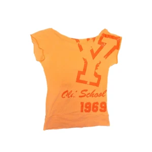 y2k babytee - Jättegullig orange babytee, inga synliga defekter och sitter jättefint!
