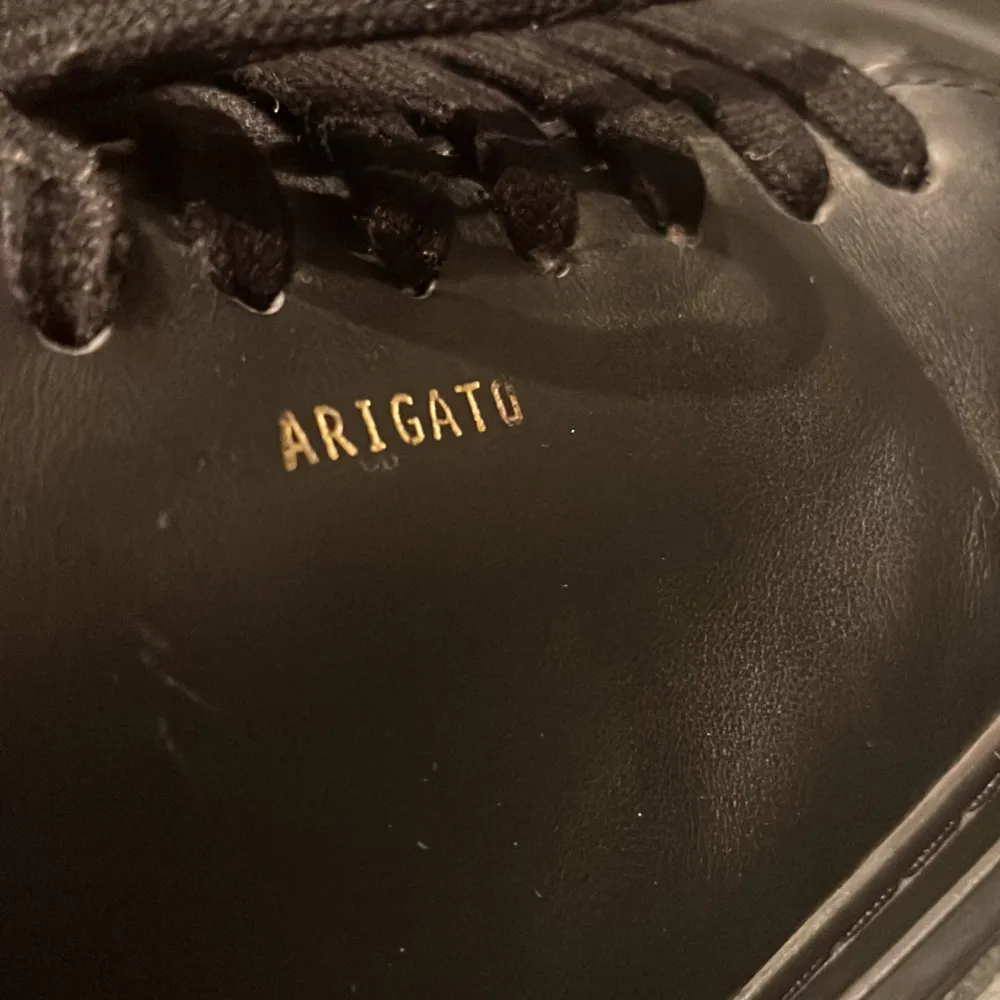 Säljer mina Arigatos  Storlek:44 Färg: svart. använda men i fint iskick. (Inga skador) . Skor.