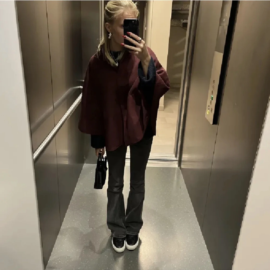 Jätte snygg cape i vinröd - 90