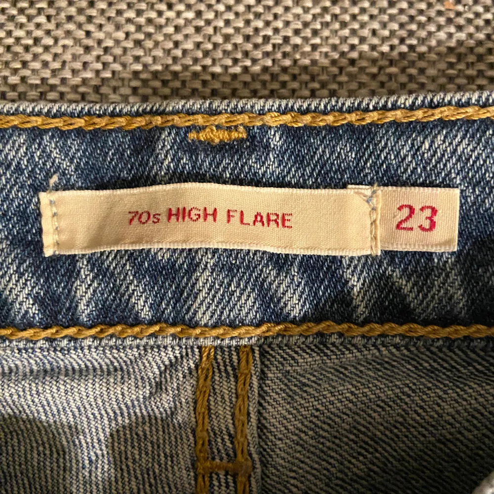 Blåa flared högmidjade jeans. De är för små i midjan på mig men passar en person som är ca 170-175cm lång. Jag som har ett midjemått på 64cm passar inte i jeansen men de är väldigt snygga och sköna annars! . Jeans & Byxor.