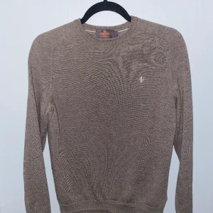 Morris tröja - ✨Tjena, säljer nu denna Morris tröjan i 100% Marion ull. Tröjan är i princip ny har dock ingen lapp kvar. Skick 9,5/10. Storleken är S på lappen men sitter mindre i storleken, snarare som en XS.✨☀️🤝🏽