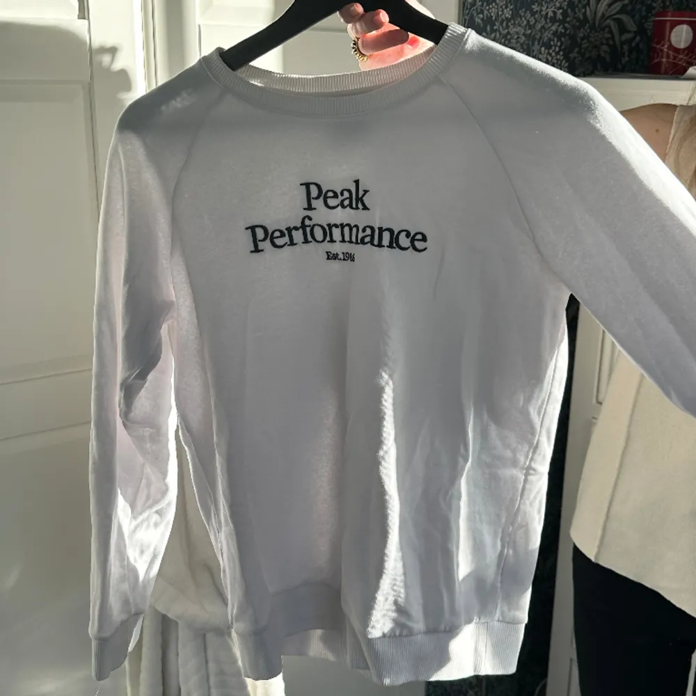 Säljer denna peak performance tröjan, super bra skick!💕. Tröjor & Koftor.