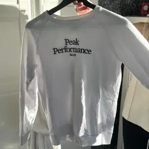 Säljer denna peak performance tröjan, super bra skick!💕