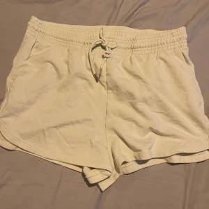 Shorts - Vita shorts  Storlek L 