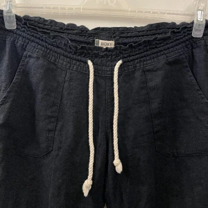 Roxy linnebyxor  - Säljer ett par Roxy linnebyxor jag köpte här på Plick förra veckan. De var lite korta för mig. Men de va superfin! (Jag stryker dem innan jag postar dem!!)  Säljer för 330kr☺️