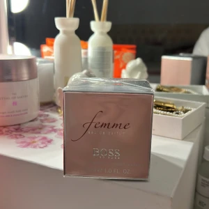 Helt ny Hugo boss parfym - Köpt från kicks och är helt ny Topp: Mandarin, svarta vinbärskorn & fresia Hjärta: Orientalisk lilja, doftranka & rosblad Bas: Mysk, aprikos & citronträ