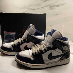 Air Jordan 1 Mid  - Hej säljer nu mina air Jordan 1 mid metallic gold-obsidan ljust för att dom har blivit för små. Skick 8,5/10 Är öppen för frågor🙌🏻