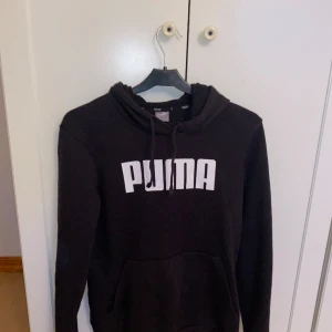 Puma hoodie - SKRIV INNAN KÖP💋 en svart puma tröja, använd ca 10 gånger. Allt tvättas innan leverans!  Strlk M