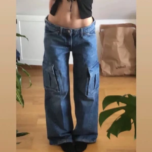 Weekday jeans - Skitcoola cargo jeans från Weekday, köpta för 700 men tyvärr aldrig använda. Modellen säljs inte längre. Storlek M, som referens är jag storlek S. 