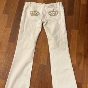 Vita Victoria Beckham jeans - Säljer världens snyggaste vita Victoria Beckham jeans pga att dom tyvärr e alldeles för små. Pris kan diskuteras o kan även tänka mig att byta mot liknande tex true religion, miss me elr andra Victoria Beckham jeans💘tror dom passar folk som har xs🫶🏻