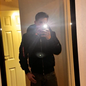 Alpha industries vinter/vårjacka - Aplha industries jacka i nyskick. Jackan har inga dragkedjeproblem lösa sömmar elr äns den minsta skråma. Köpte jackan 2021 av ett värde på 2699kr och den har inte används sen dess. Hör gärna av er om intresse finns!