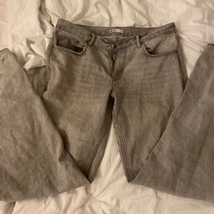 Gråa loose fit,lågmidjade jeans - Säljer dessa pga att de inte passar så bra längre i midjan eftersom jag gått ner i vikt. Välanvända men i bra skick. De var lite för långa på mig som är 1,71.