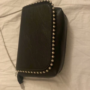 En axel väska 💼  - Bra skick, väldigt söt för sommaren.😇☀️ 