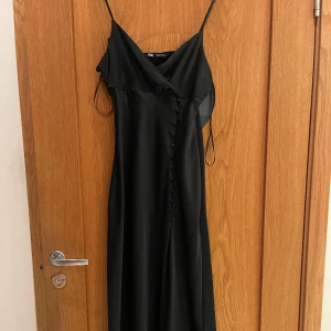 Klänning från zara - Så fin klänning från zara, köpt för ca 2 år sedan men är endast använd en gång. 