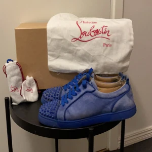 Christian Louboutin  - Tja säljer nu mina Loubs som är i storlek 40 men passar 41-41,5 skicket på dem är 6-6,5/10 en liten bit av skon har lossnat som ni ser på sista bilden allt OG följer med box extra snören 5 spikar vid fler frågor eller funderingar kontakta mig ⚡️