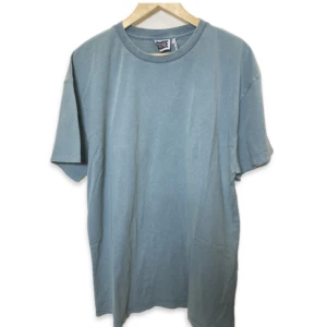 T-shirt Reclaimed Vintage - Cool tröja Reclaimed Vintage. Inte använd mer än ett par gånger. 