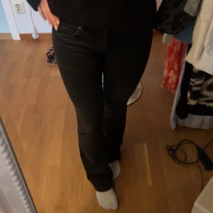 low waist bootcut jeans zara  - Snygga svarta low waist bootcut jeans från zara, använda ett fåtal gånger. Säljer samma modell i mörkblått!